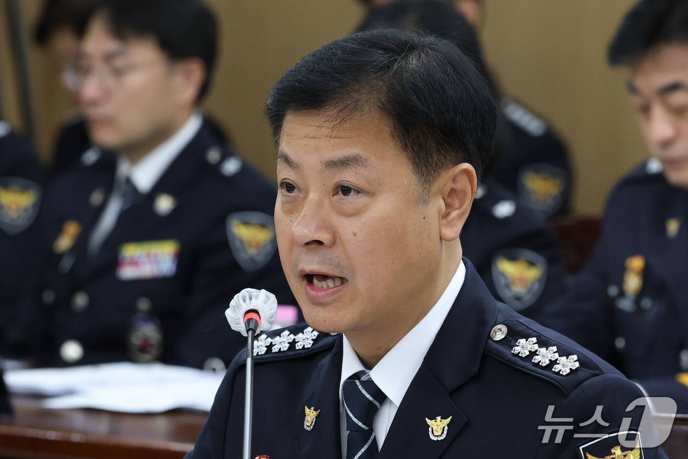 (서울=뉴스1) 이광호 기자 = 고범석 서울특별시경찰청장이 15일 오후 서울 종로구 서울특별시경찰청에서 열린 국회 행정안전위원회의 서울경찰청에 대한 국정감사에 출석해 의원 질의에 …