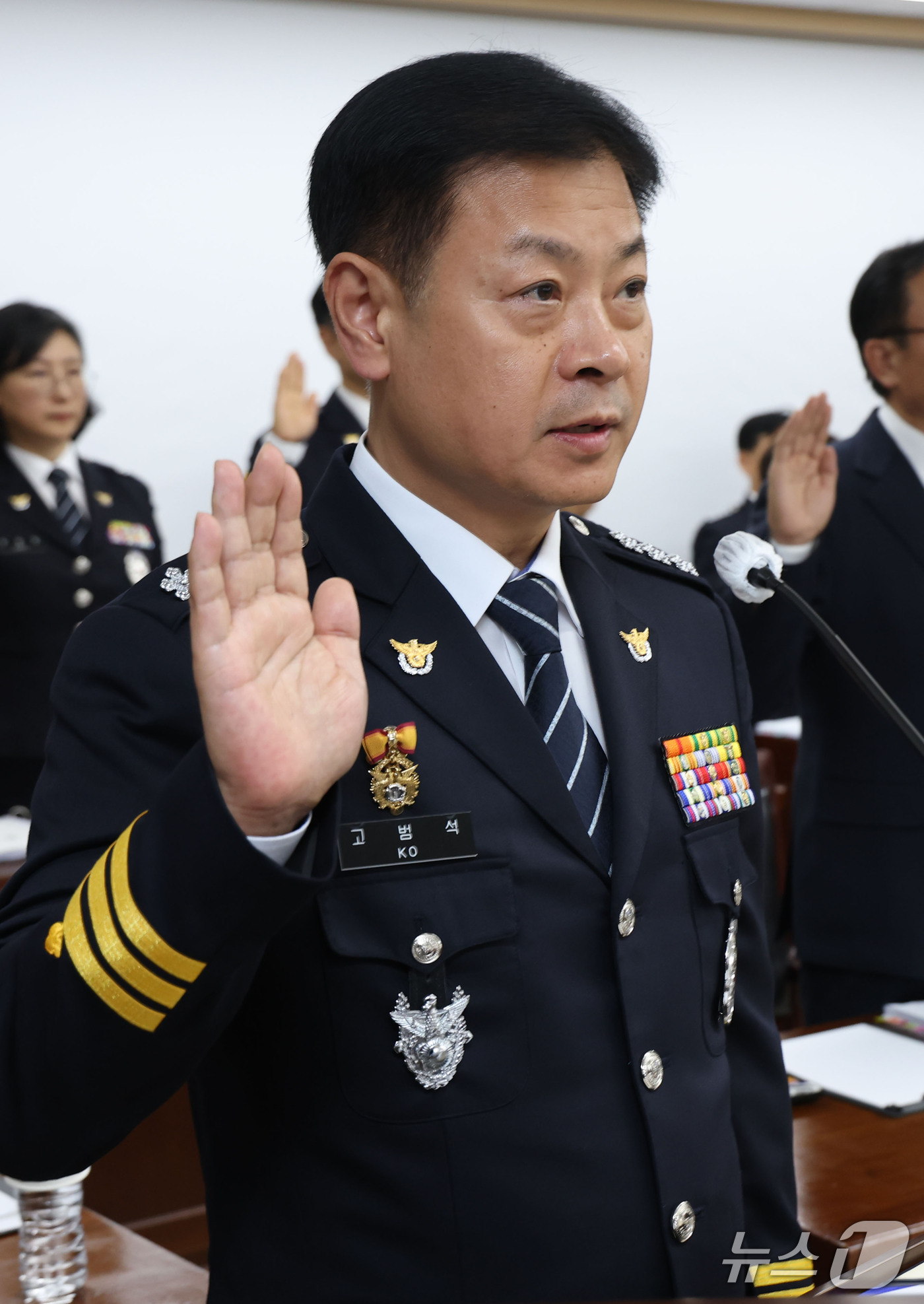 (서울=뉴스1) 이광호 기자 = 고범석 서울특별시경찰청장이 15일 오후 서울 종로구 서울특별시경찰청에서 열린 국회 행정안전위원회의 서울경찰청에 대한 국정감사에 출석해 선서하고 있다 …