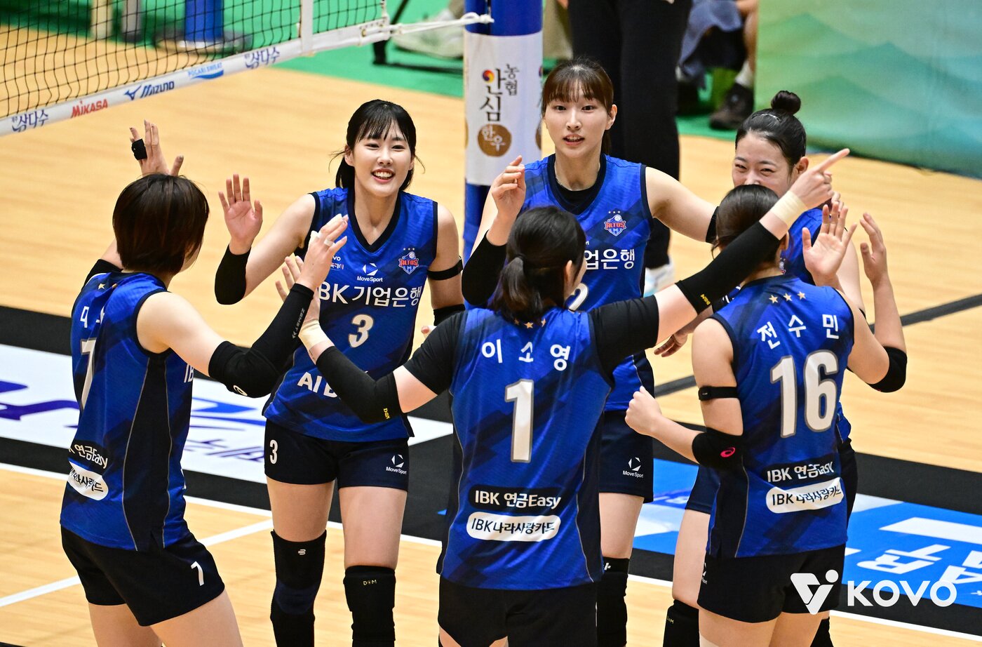 본문 이미지 - 여자 프로배구 IBK기업은행이 15일 정관장과 컵대회 경기에서 하이파이브를 하고 있다.(KOVO 제공. 재판매 및 DB 금지)