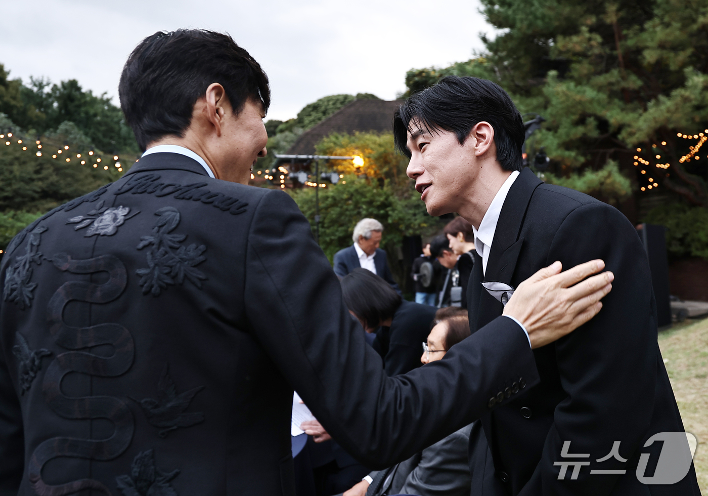 (서울=뉴스1) 권현진 기자 = 배우 이정재와 김무열이 15일 서울 강동구 스테이지28에서 열린 제16회 아름다운예술인상 시상식에서 인사를 나누고 있다. 2026.10.15/뉴스1 …