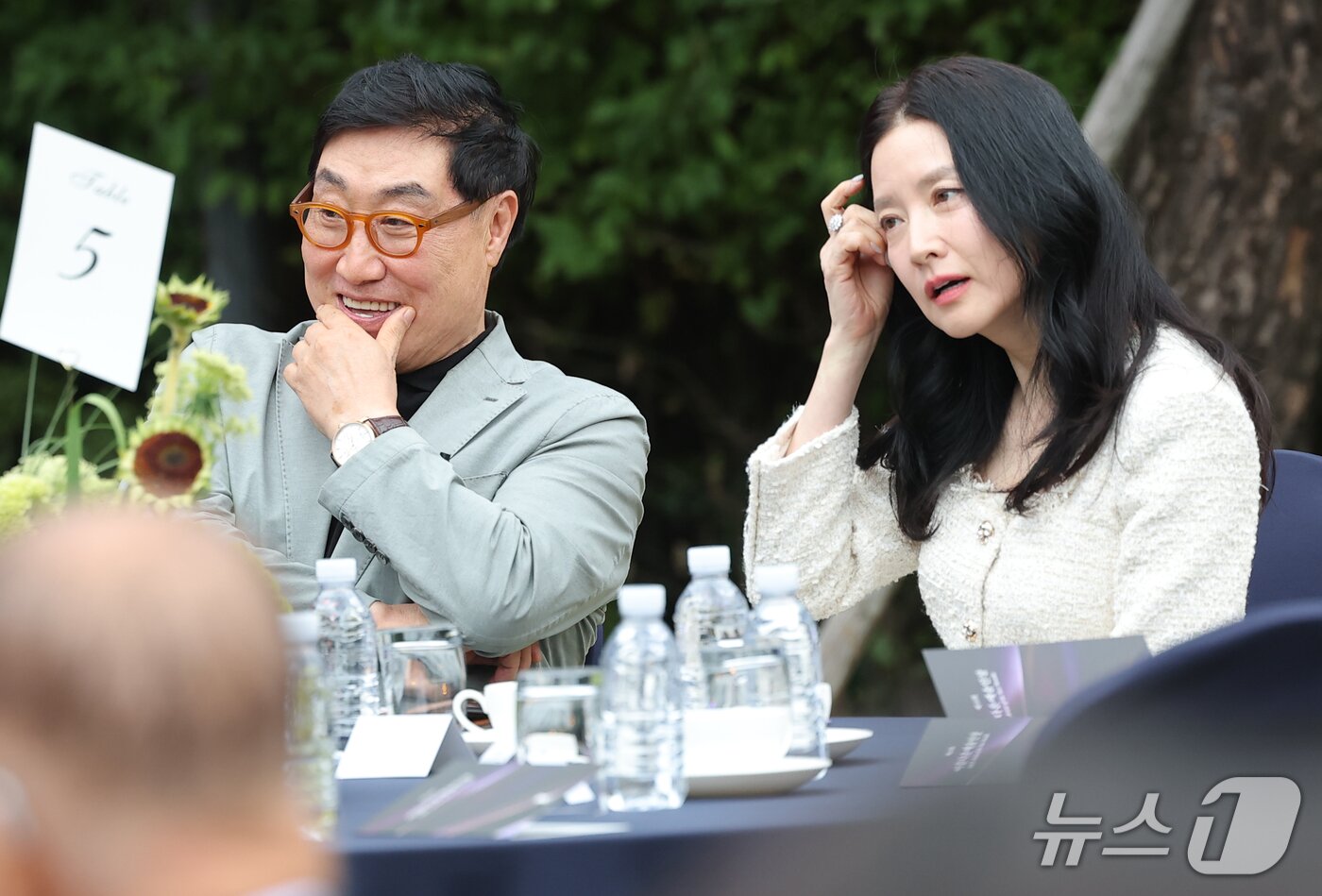 본문 이미지 - 배우 이영애 정호영 부부가 15일 서울 강동구 스테이지28에서 열린 제16회 아름다운예술인상 시상식에 참석해 대화를 나누고 있다. ⓒ 뉴스1 권현진 기자