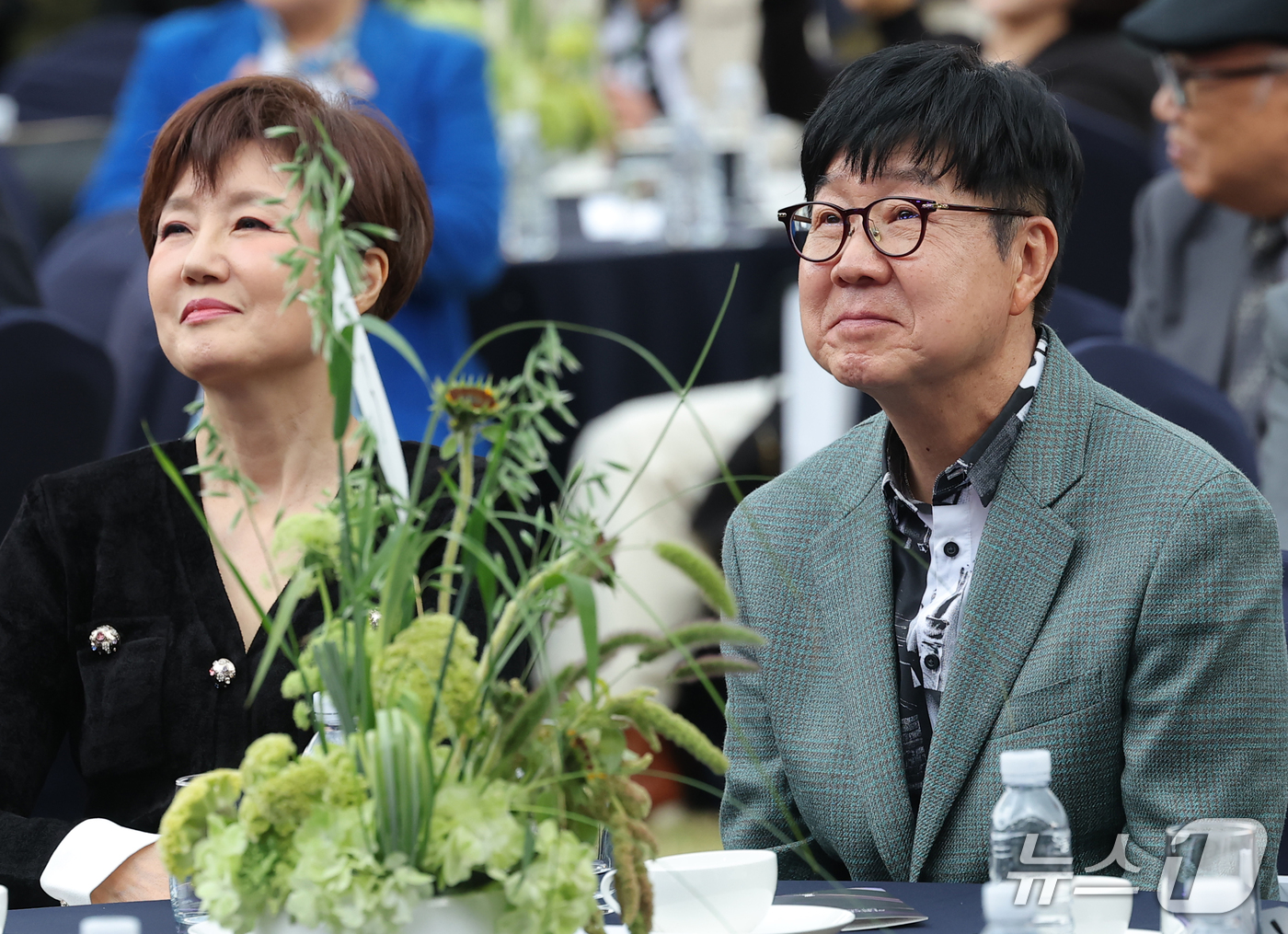 (서울=뉴스1) 권현진 기자 = 임백천 김연주 부부가 15일 서울 강동구 스테이지28에서 열린 제16회 아름다운예술인상 시상식에서 식을 지켜보고 있다. 2026.10.15/뉴스1