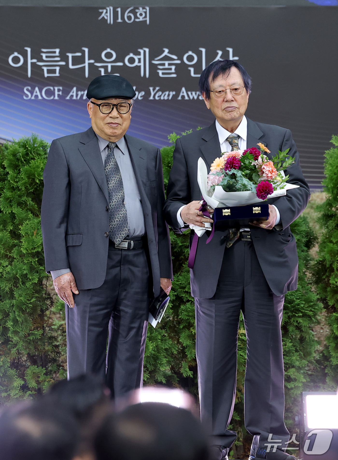 (서울=뉴스1) 권현진 기자 = 이석기 촬영감독(오른쪽)이 15일 서울 강동구 스테이지28에서 열린 제16회 아름다운예술인상 시상식에 참석해 '공로예술인 부문' 상을 수상한 뒤 전 …