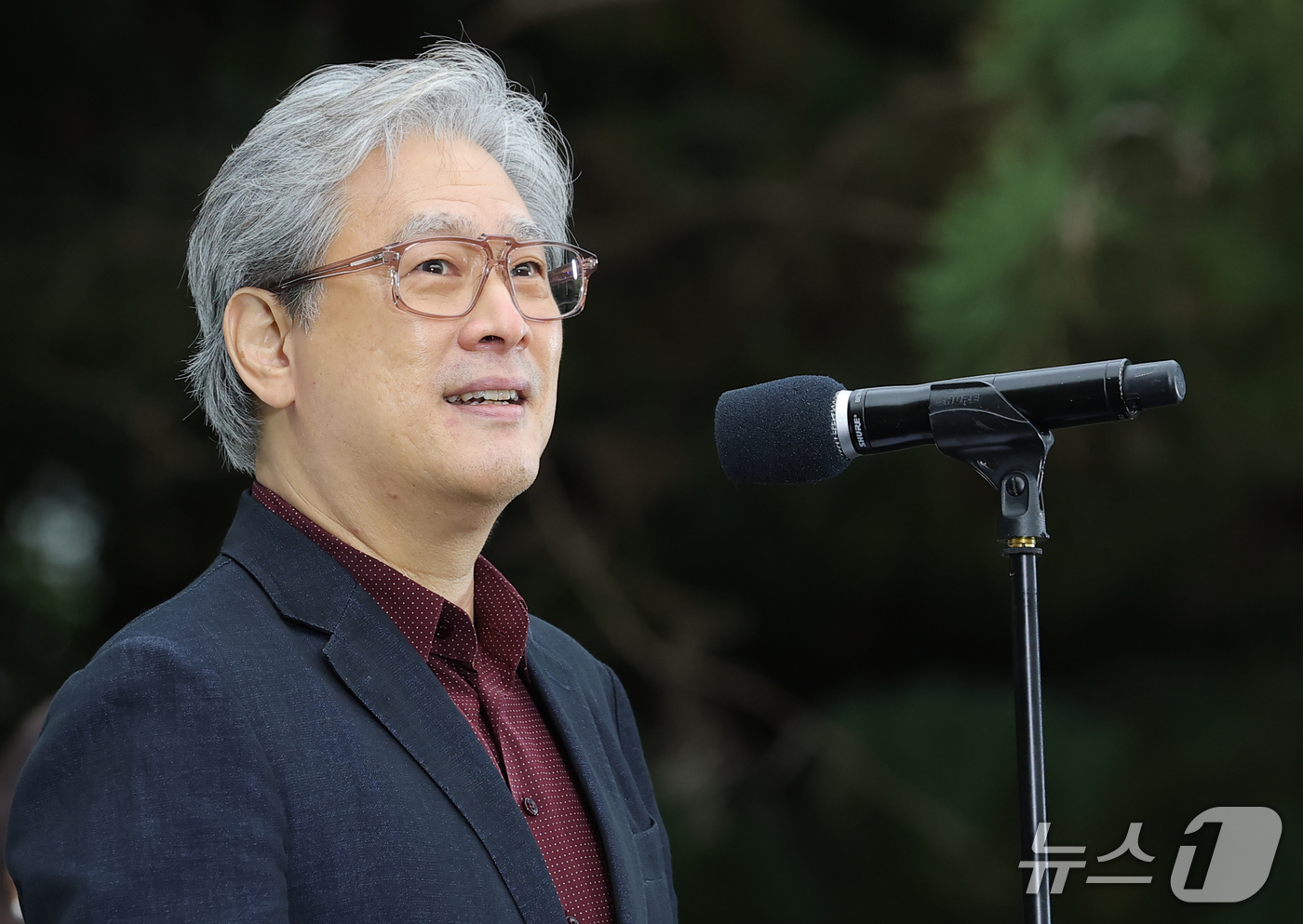(서울=뉴스1) 권현진 기자 = 박찬욱 감독이 15일 서울 강동구 스테이지28에서 열린 제16회 아름다운예술인상 시상식에서 수상자를 호명하고 있다. 2026.10.15/뉴스1
