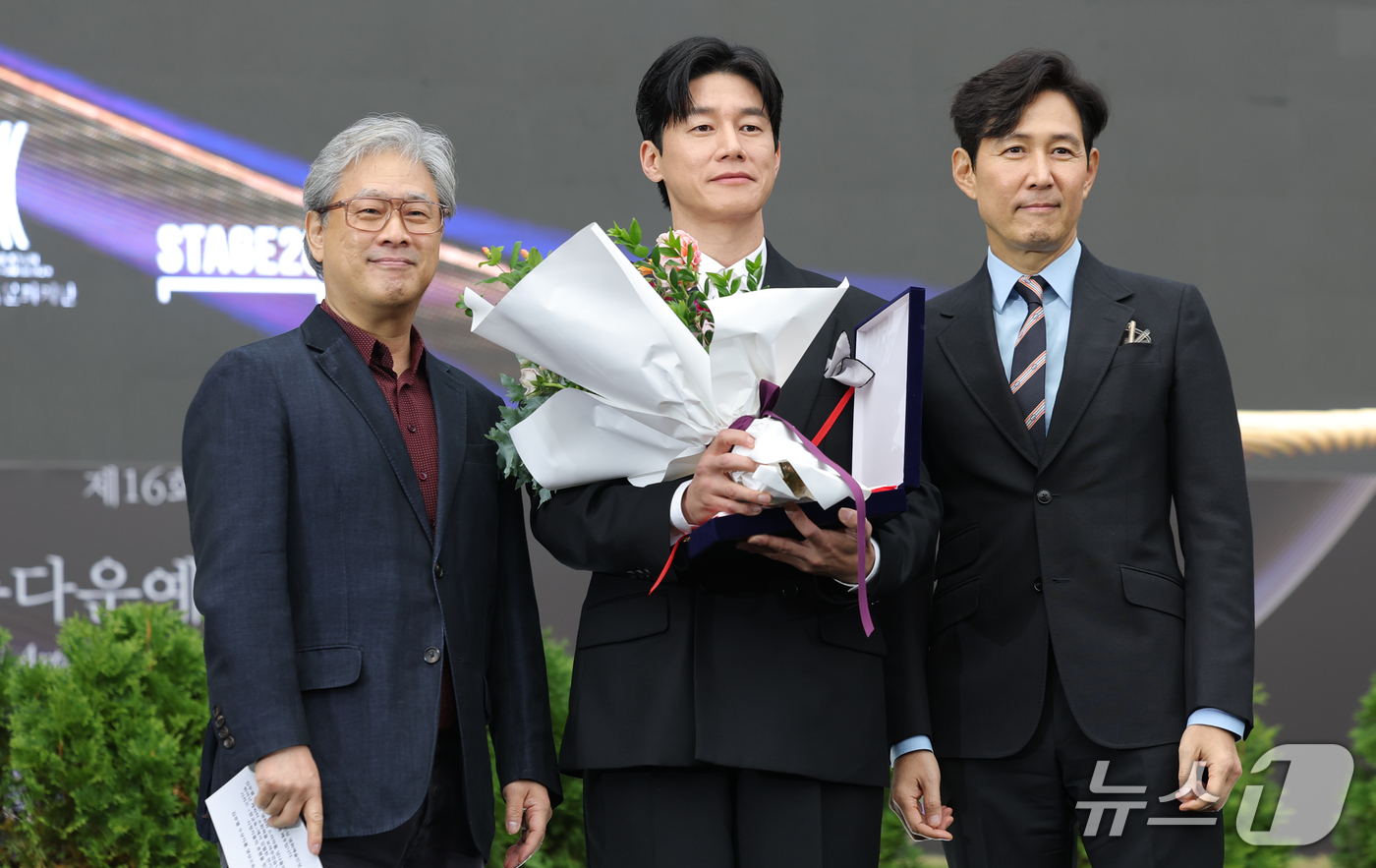 (서울=뉴스1) 권현진 기자 = 배우 김무열(가운데)이 15일 서울 강동구 스테이지28에서 열린 제16회 아름다운예술인상 시상식에서 '영화예술인' 부문 상을 받은 뒤 박찬욱 감독, …