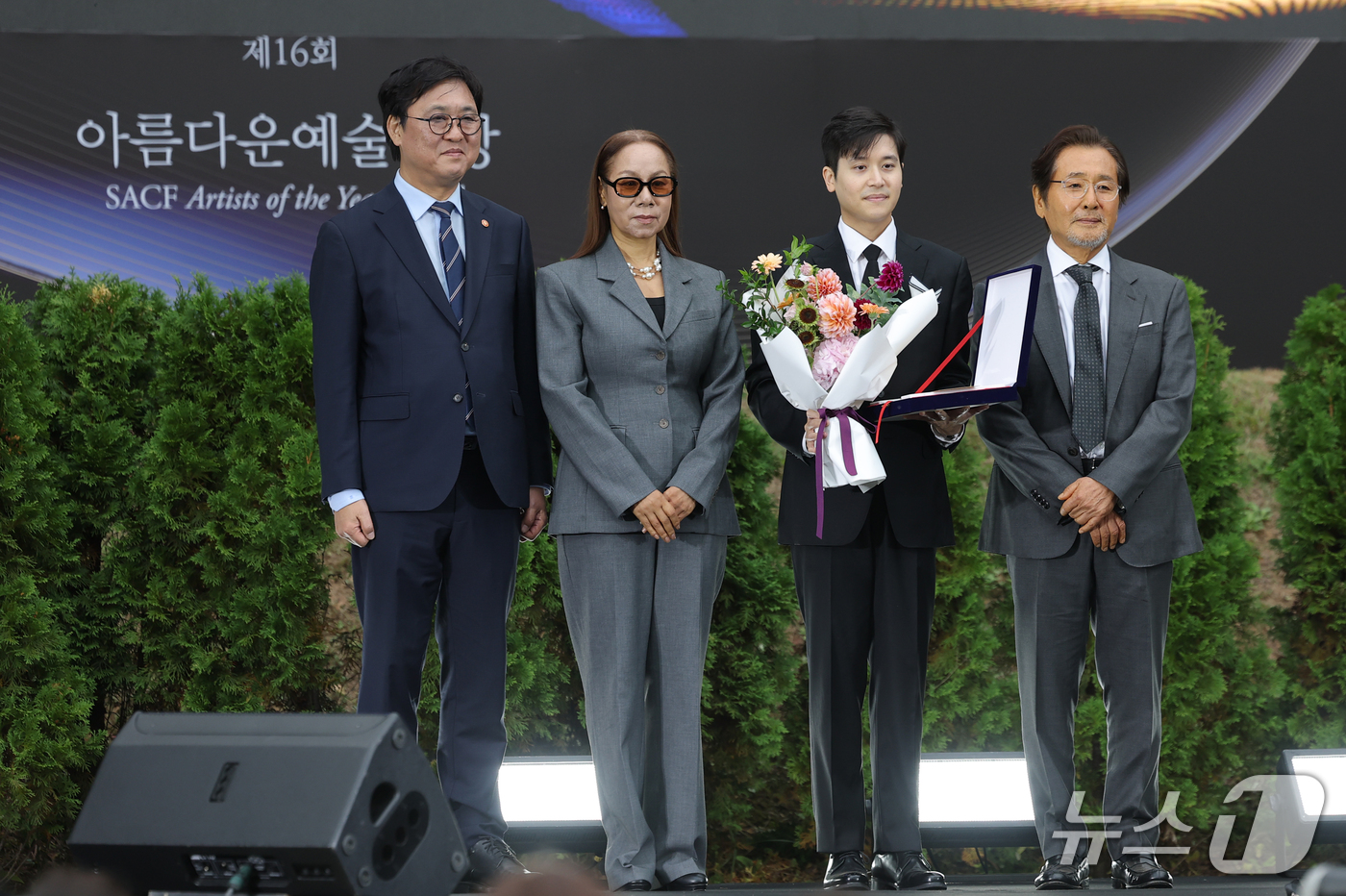 (서울=뉴스1) 권현진 기자 = 故 안성기 차남 안필립(왼쪽 세번째) 15일 서울 강동구 스테이지28에서 열린 제16회 아름다운예술인상 시상식에 참석해 아버지를 대신해 굿파플예술인 …