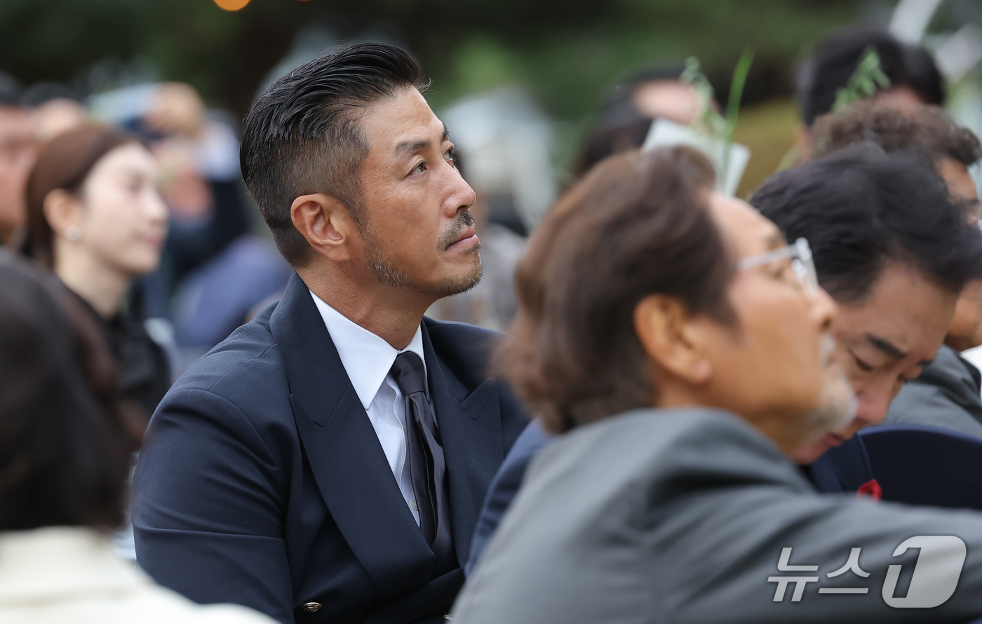 (서울=뉴스1) 권현진 기자 = 배우 윤태형이 15일 서울 강동구 스테이지28에서 열린 제16회 아름다운예술인상 시상식에서 고 안성기 영상을 보며 고인을 추억하고 있다. 2026. …