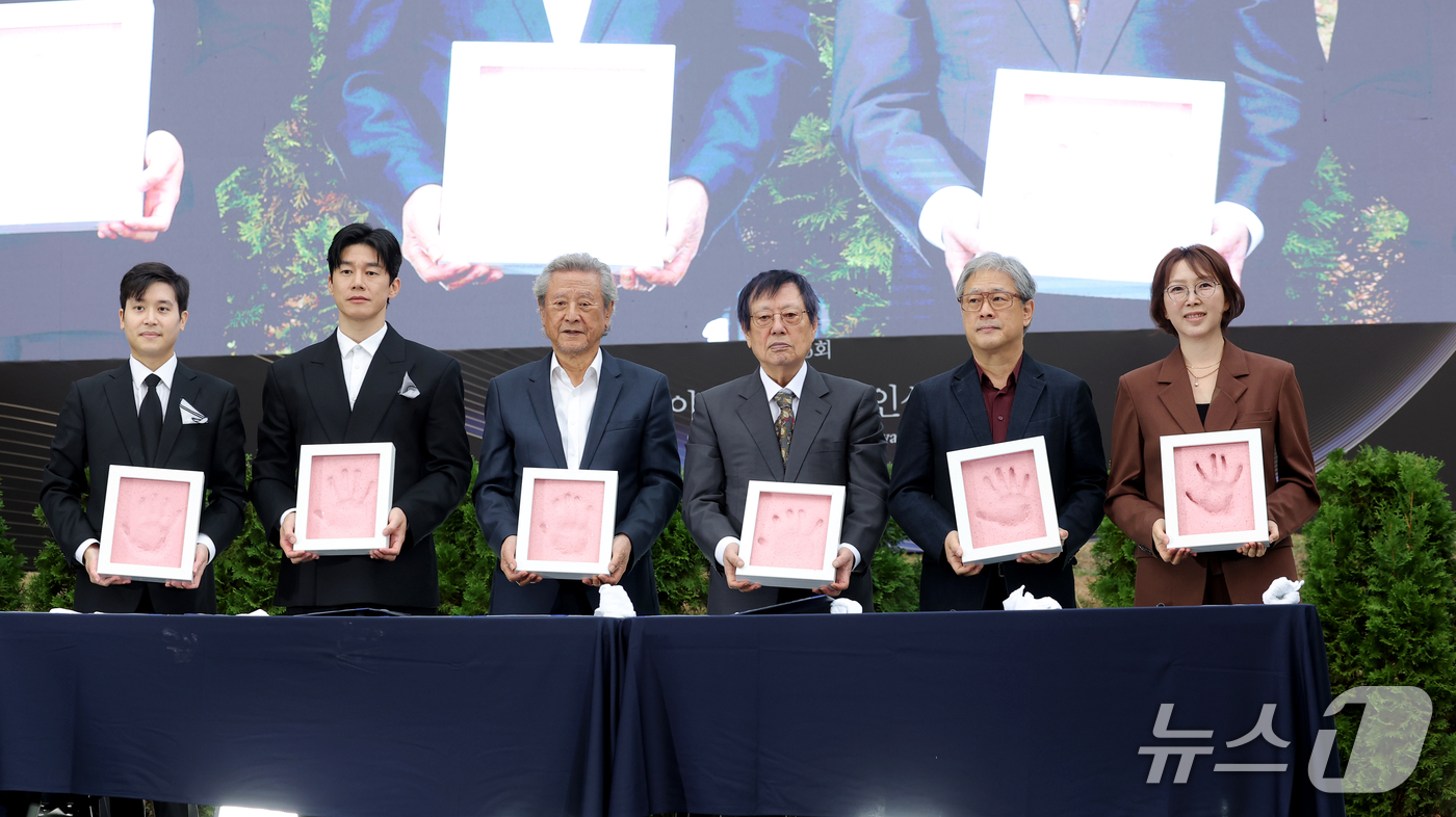 (서울=뉴스1) 권현진 기자 = '고 안성기' 아들 안필립(왼쪽부터)과 배우 김무열, 박근형, 이석기 감독, 박찬욱 감독, 김도영 감독이 15일 서울 강동구 스테이지28에서 열린 …
