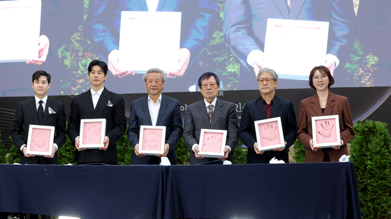 포즈 취하는 아름다운예술인들