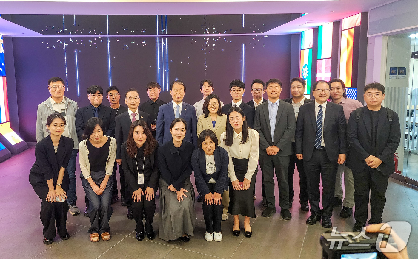 (서울=뉴스1) = 권오을 국가보훈부 장관이 15일 오후 부산 유엔평화기념관을 방문해 기념관 확장 등 발전 방안 검토를 위해 현장을 점검한 뒤 허재택 관장을 비롯한 직원들을 격려하 …