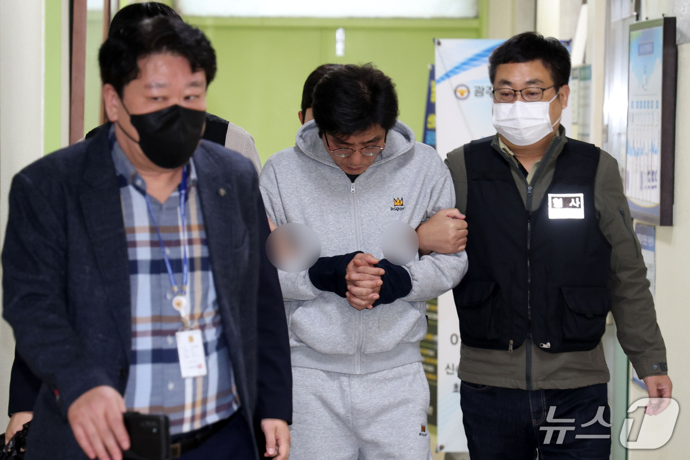 (광주=뉴스1) 이승현 기자 = 강도살인 혐의를 받논 박용수(53)가 16일 광주 동부경찰서를 빠져 나와 광주공소청으로 송치되고 있다. 박용수는 지난 5일 전남광주 나주시 왕곡면 …