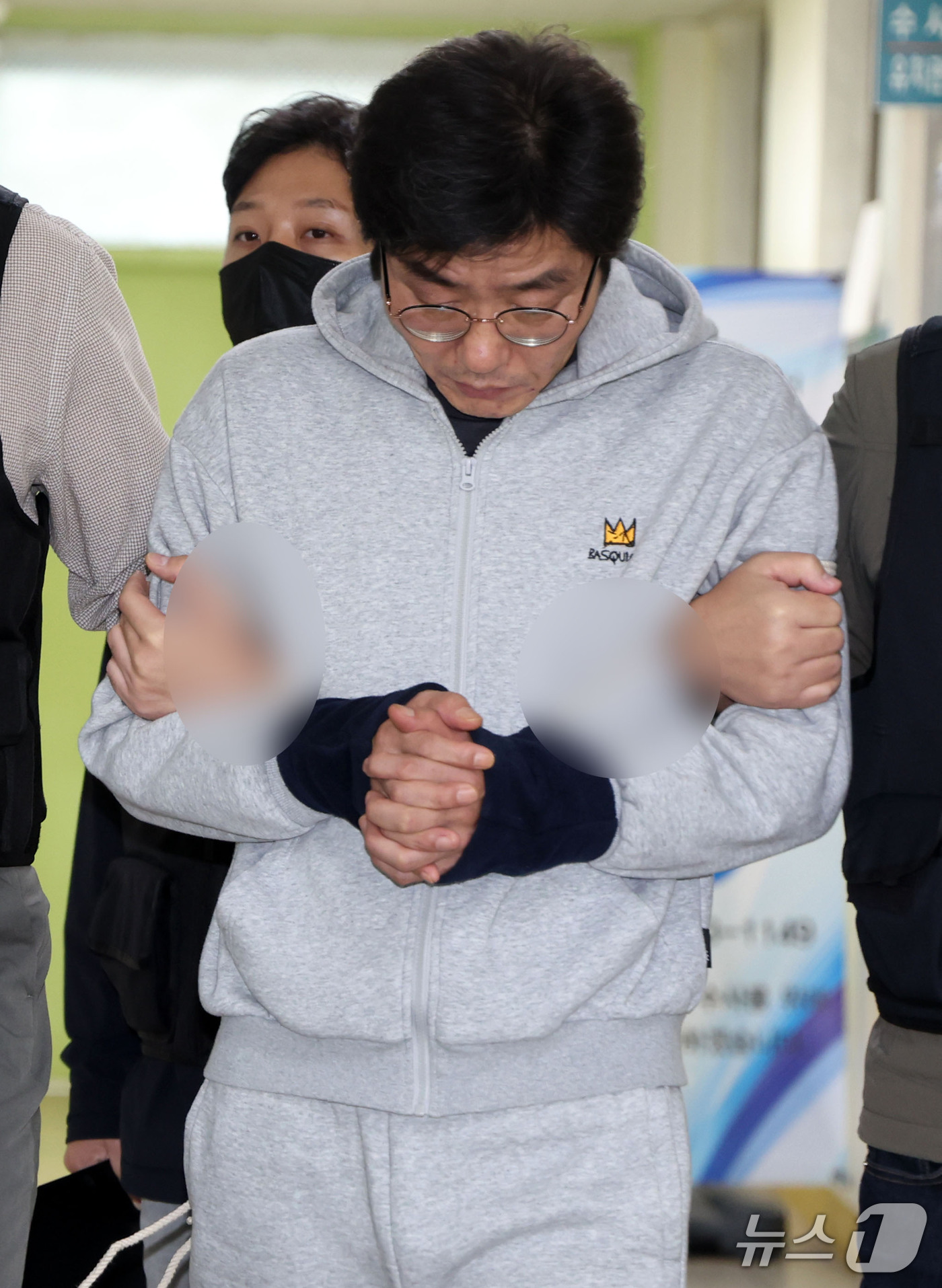 (광주=뉴스1) 이승현 기자 = 강도살인 혐의를 받는 박용수(53)가 16일 광주 동부경찰서를 빠져 나와 광주공소청으로 송치되고 있다. 박용수는 지난 5일 전남광주 나주시 왕곡면 …
