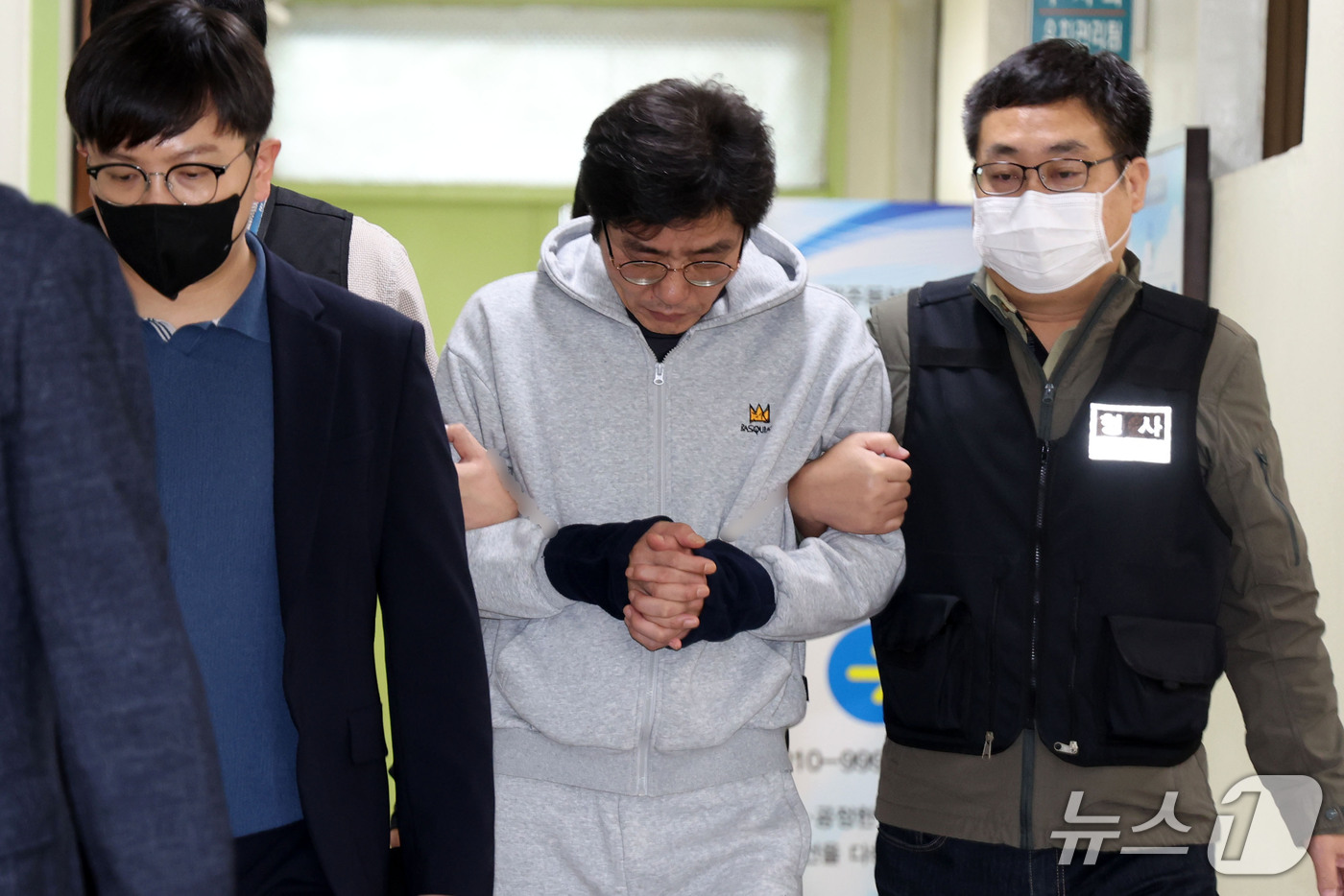 (광주=뉴스1) 이승현 기자 = 강도살인 혐의를 받는 박용수(53)가 16일 광주 동부경찰서를 빠져 나와 광주공소청으로 송치되고 있다. 박용수는 지난 5일 전남광주 나주시 왕곡면 …
