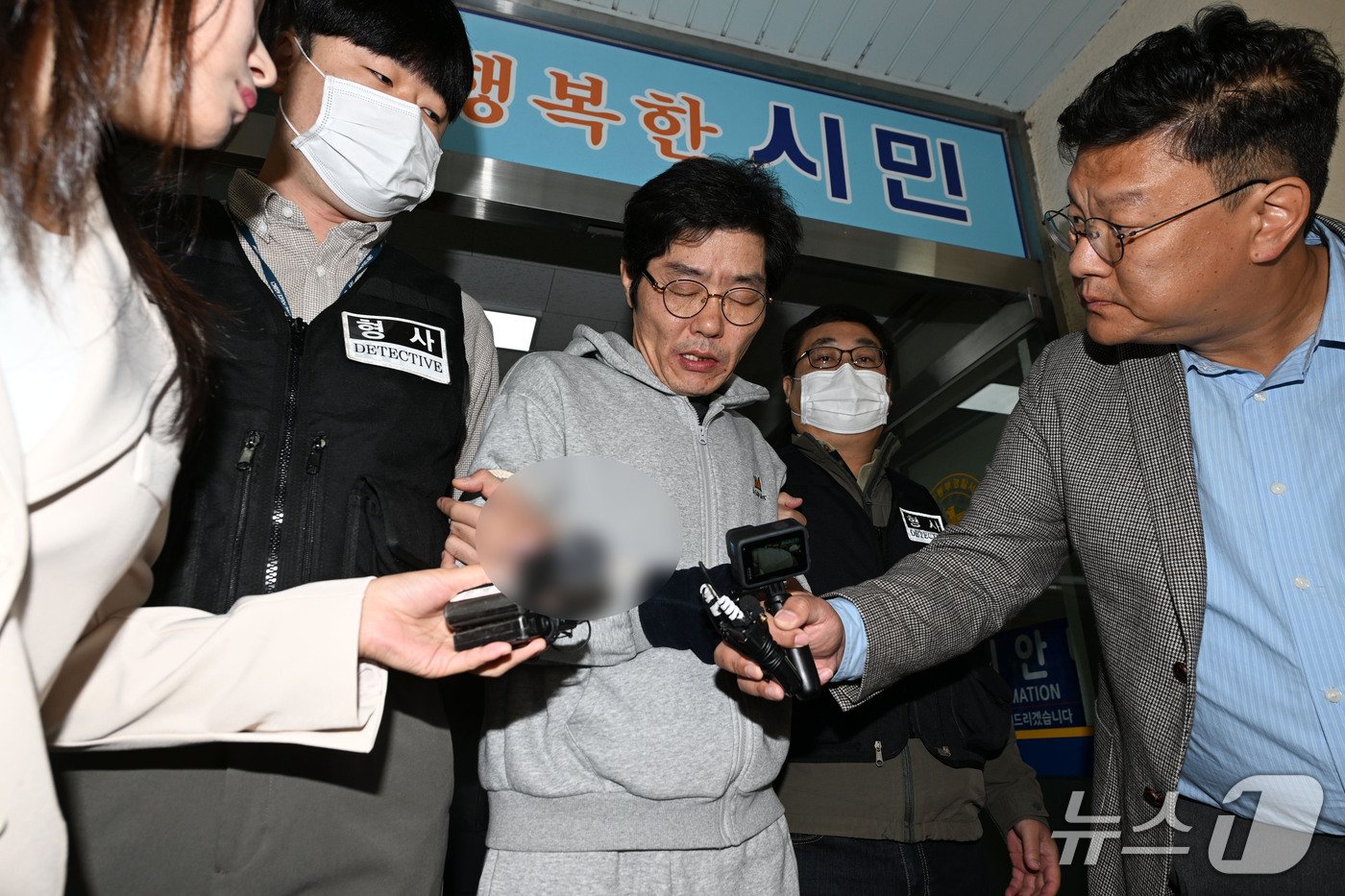 (광주=뉴스1) 이승현 기자 = 강도살인 혐의를 받는 박용수(53)가 16일 광주 동부경찰서를 빠져 나와 광주공소청으로 송치되고 있다. 박용수는 지난 5일 전남광주 나주시 왕곡면 …