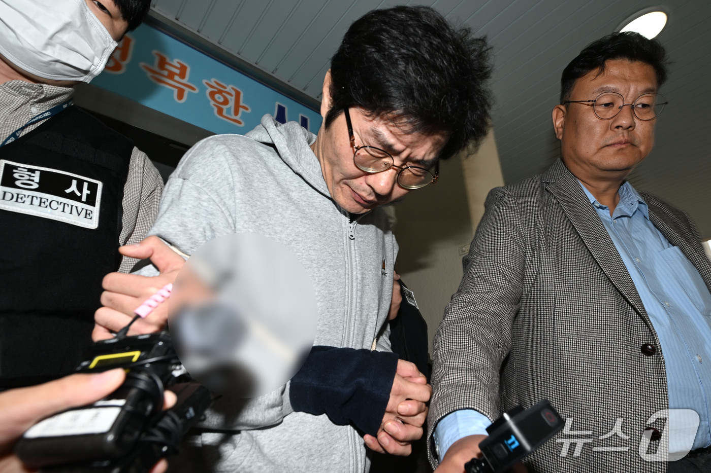 (광주=뉴스1) 이승현 기자 = 강도살인 혐의를 받는 박용수(53)가 16일 광주 동부경찰서를 빠져 나와 광주공소청으로 송치되고 있다. 박용수는 지난 5일 전남광주 나주시 왕곡면 …