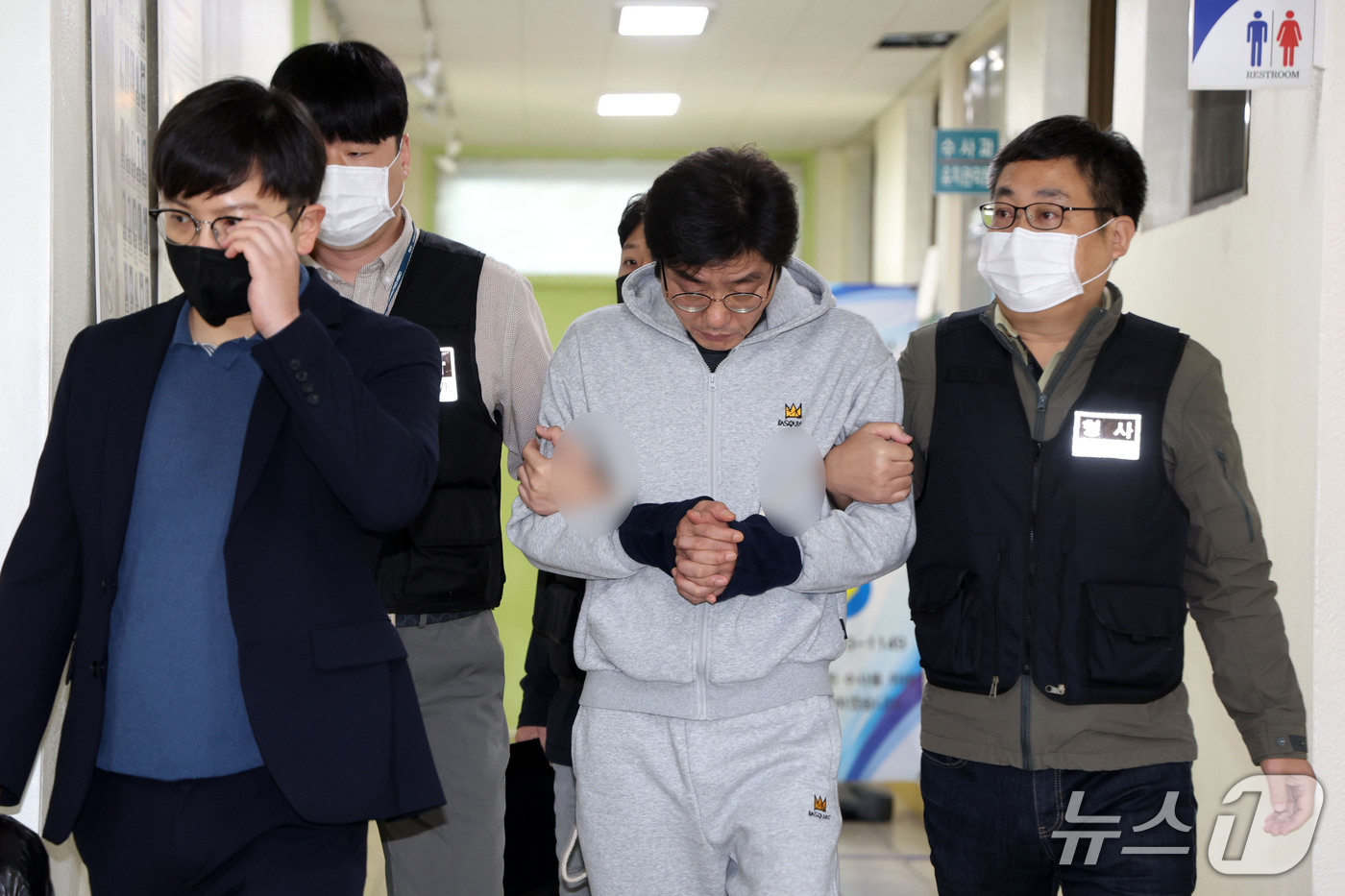 (광주=뉴스1) 이승현 기자 = 강도살인 혐의를 받는 박용수(53)가 16일 광주 동부경찰서를 빠져 나와 광주공소청으로 송치되고 있다. 박용수는 지난 5일 전남광주 나주시 왕곡면 …