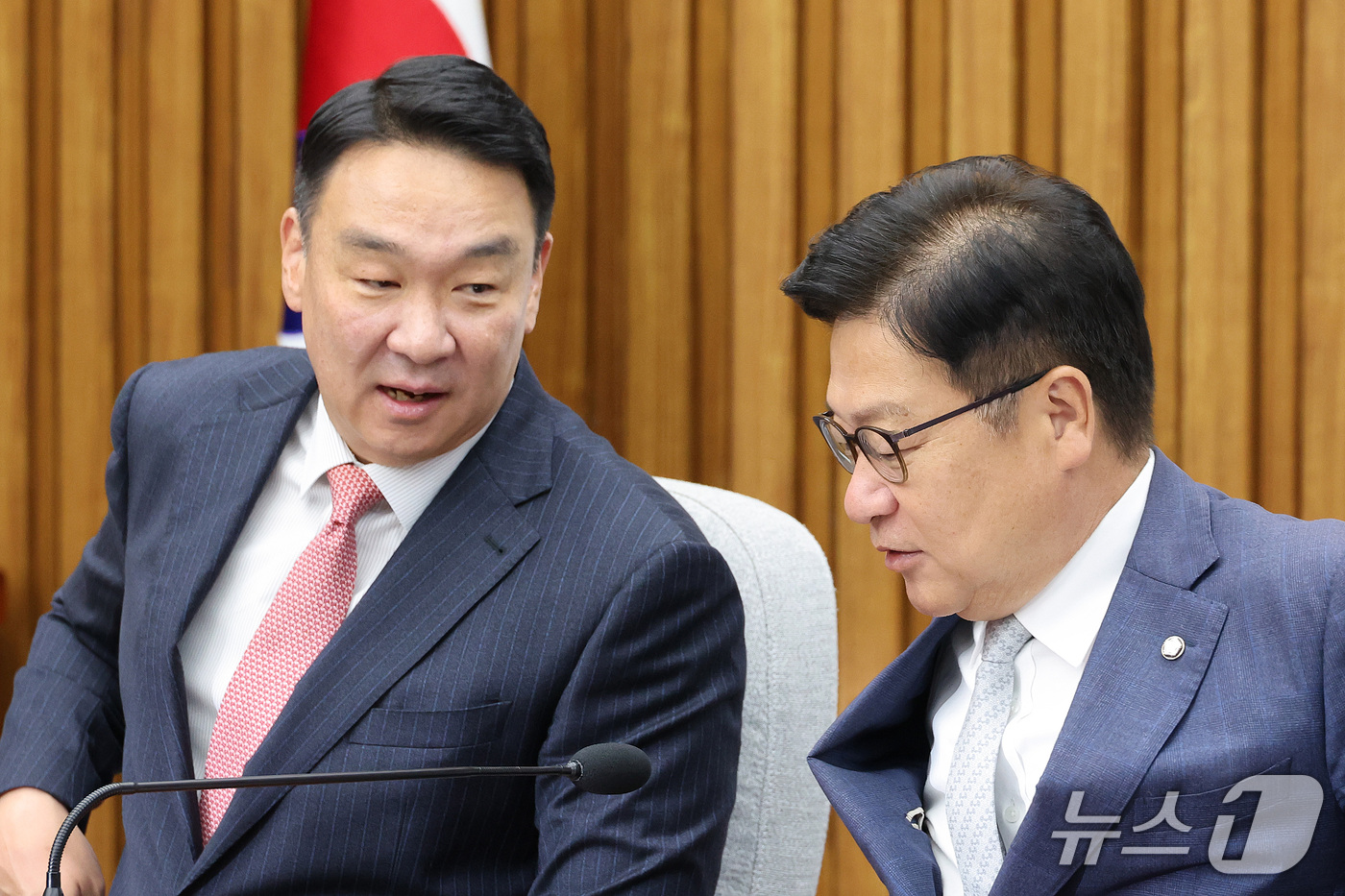 (서울=뉴스1) 신웅수 기자 = 정점식 국민의힘 원내대표와 정희용 사무총장이 16일 서울 여의도 국회에서 열린 국정감사 대책회의에서 대화하고 있다. 2026.10.16/뉴스1