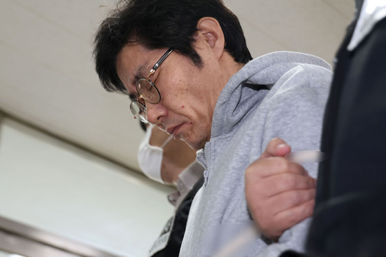 눈 감은 채 이동하는 박용수