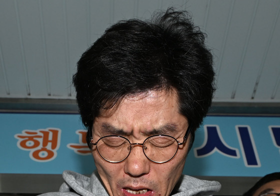 고개 숙인 채 답하는 박용수