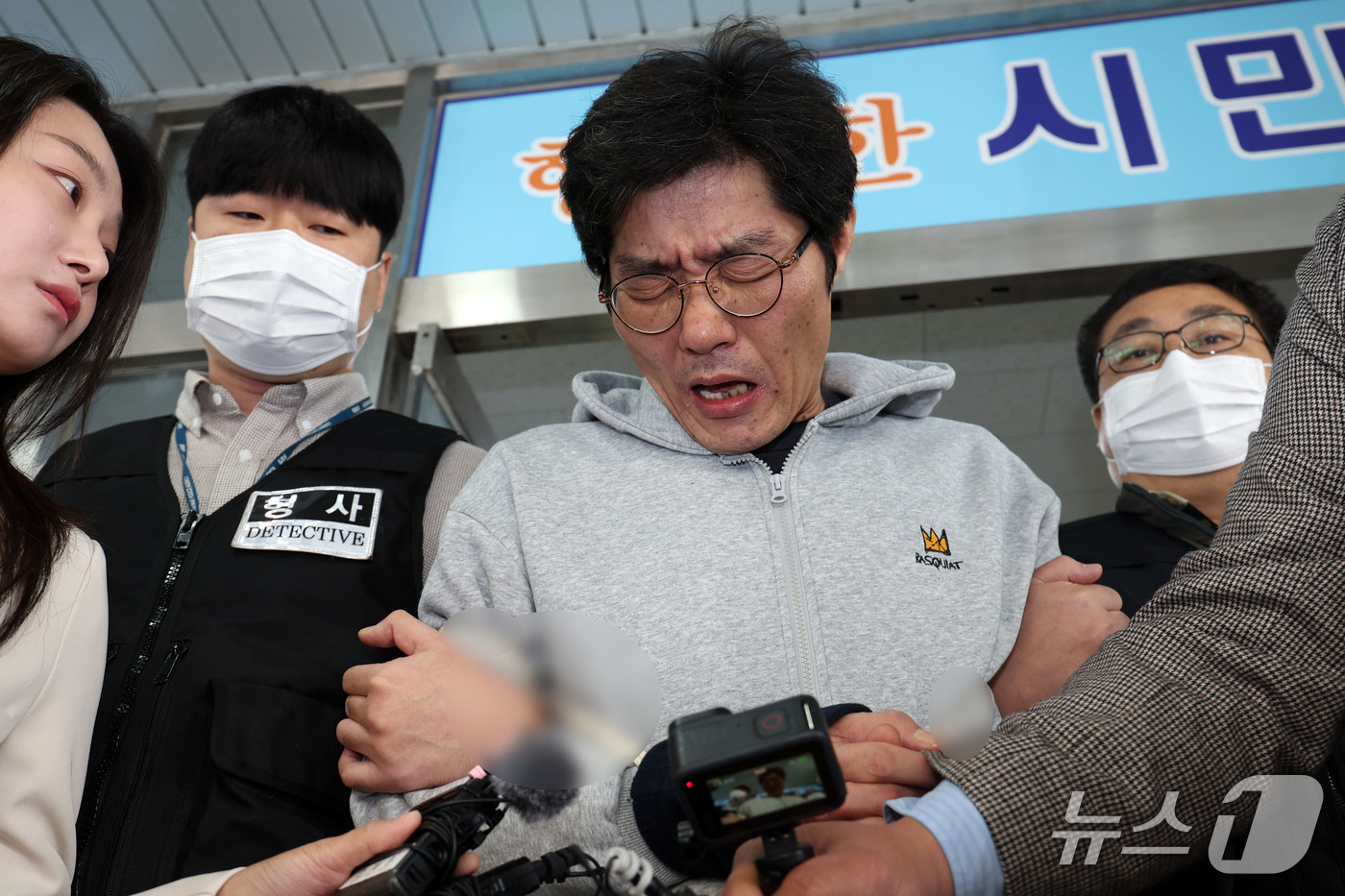 (광주=뉴스1) 이승현 기자 = 강도살인 혐의를 받는 박용수(53)가 16일 광주 동부경찰서를 빠져 나와 광주공소청으로 송치되고 있다. 박용수는 지난 5일 전남광주 나주시 왕곡면 …