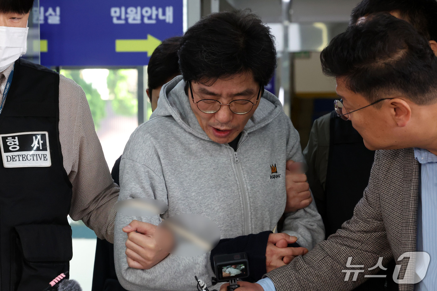 (광주=뉴스1) 이승현 기자 = 강도살인 혐의를 받는 박용수(53)가 16일 광주 동부경찰서를 빠져 나와 광주공소청으로 송치되고 있다. 박용수는 지난 5일 전남광주 나주시 왕곡면 …