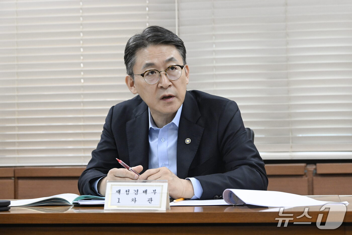 (서울=뉴스1) = 권대영 재정경제부 차관이 16일 서울 종로구 정부서울청사에서 열린 '2026년 제11차 일자리 전담반(TF)'을 주재하고 있다. (재정경제부 제공. 재판매 및 …