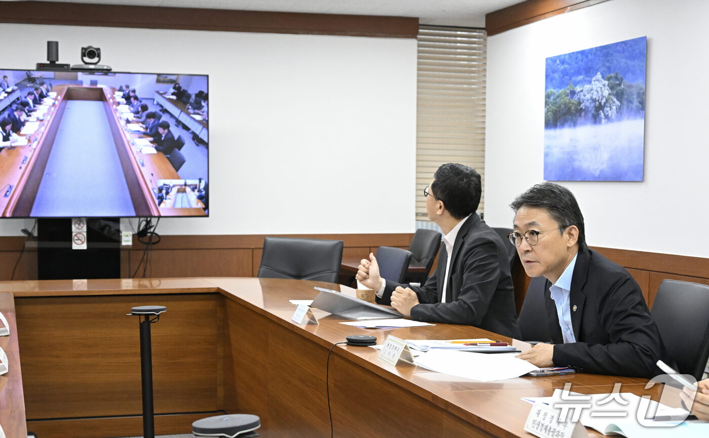 (서울=뉴스1) = 권대영 재정경제부 차관이 16일 서울 종로구 정부서울청사에서 열린 '2026년 제11차 일자리 전담반(TF)'을 주재하고 있다. (재정경제부 제공. 재판매 및 …