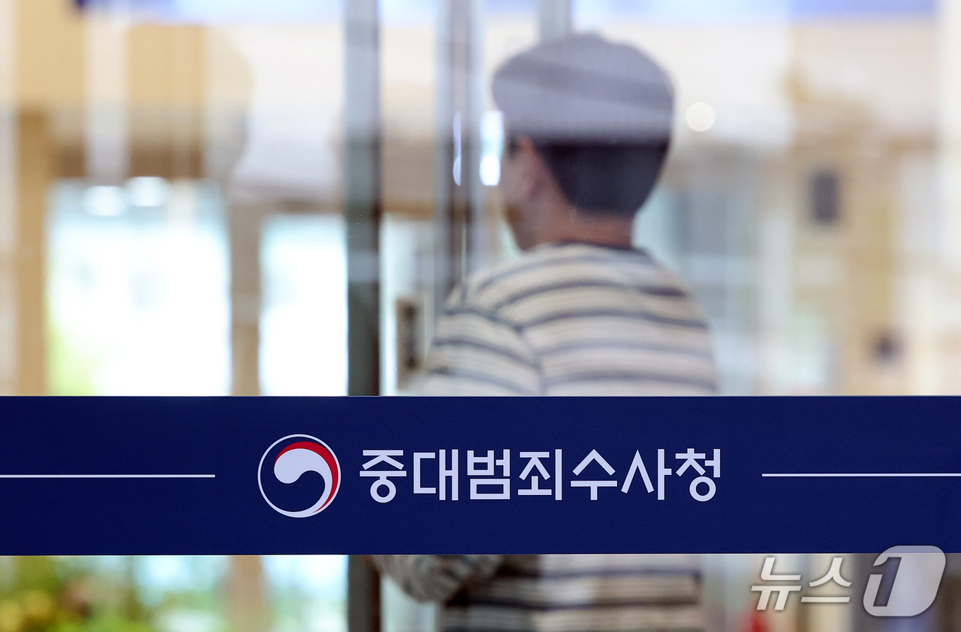 (서울=뉴스1) 김진환 기자 = 김지용 초대 중대범죄수사청장(중수청장)이 15일 처음으로 출근해 청장으로서 본격 업무에 나섰다.앞서 국회 행정안전위원회는 김 후보자에 대한 인사청문 …