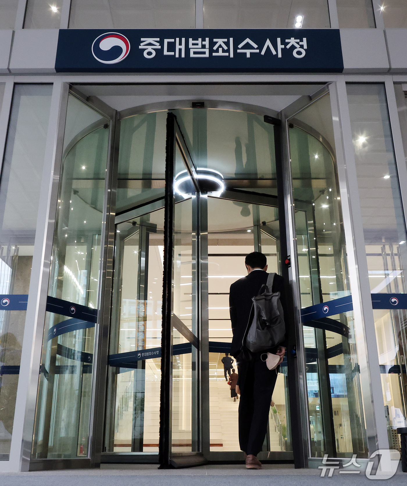 (서울=뉴스1) 김진환 기자 = 김지용 초대 중대범죄수사청장(중수청장)이 15일 처음으로 출근해 청장으로서 본격 업무에 나섰다.앞서 국회 행정안전위원회는 김 후보자에 대한 인사청문 …