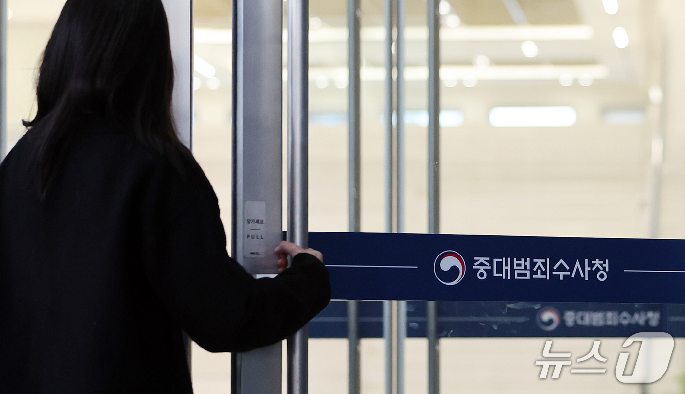 (서울=뉴스1) 김진환 기자 = 김지용 초대 중대범죄수사청장(중수청장)이 15일 처음으로 출근해 청장으로서 본격 업무에 나섰다.앞서 국회 행정안전위원회는 김 후보자에 대한 인사청문 …
