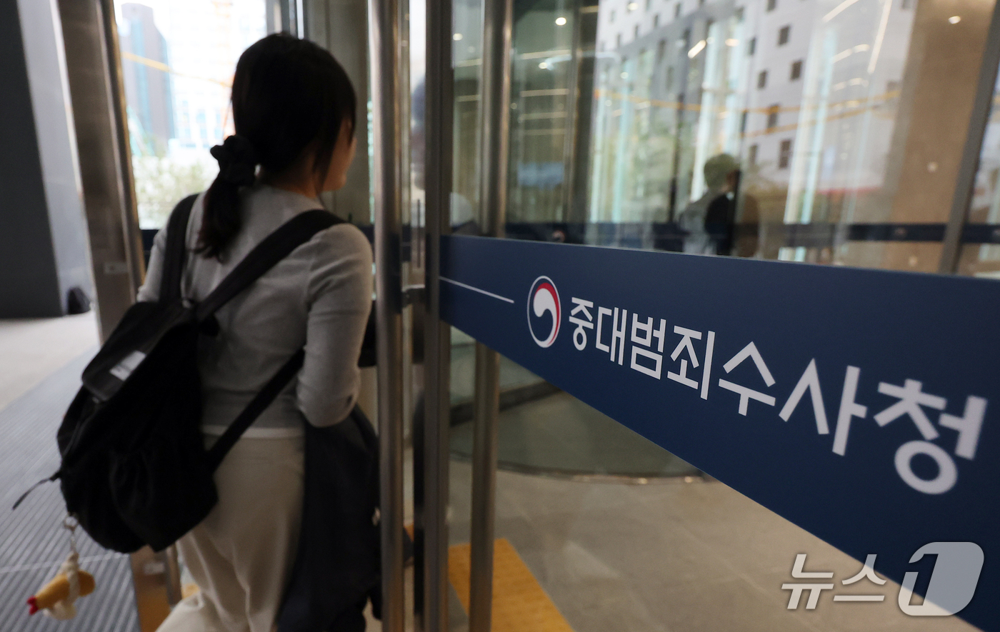 (서울=뉴스1) 김진환 기자 = 김지용 초대 중대범죄수사청장(중수청장)이 15일 처음으로 출근해 청장으로서 본격 업무에 나섰다.앞서 국회 행정안전위원회는 김 후보자에 대한 인사청문 …