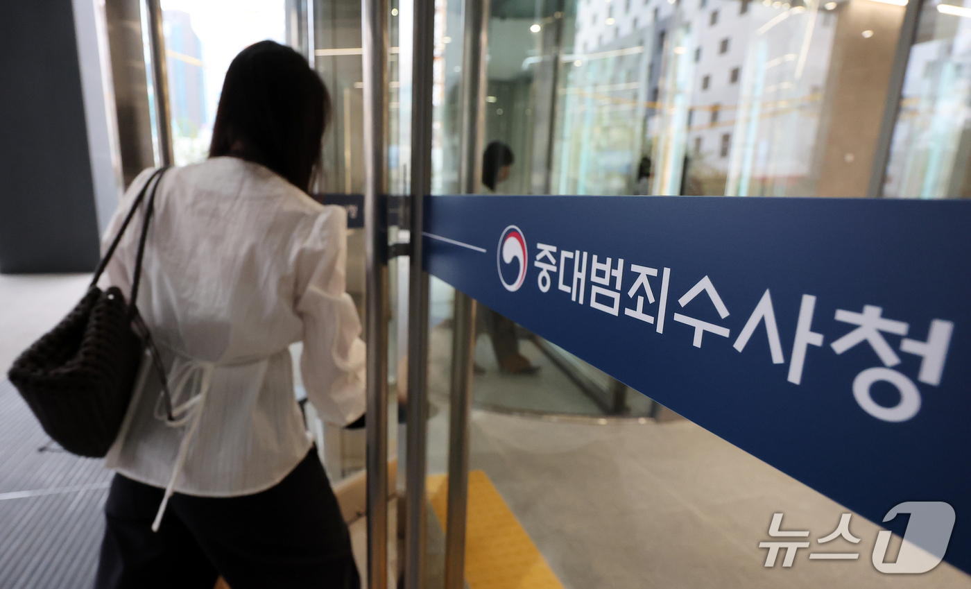 (서울=뉴스1) 김진환 기자 = 김지용 초대 중대범죄수사청장(중수청장)이 15일 처음으로 출근해 청장으로서 본격 업무에 나섰다.앞서 국회 행정안전위원회는 김 후보자에 대한 인사청문 …