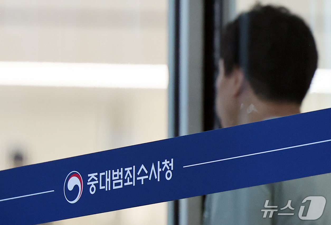 (서울=뉴스1) 김진환 기자 = 김지용 초대 중대범죄수사청장(중수청장)이 15일 처음으로 출근해 청장으로서 본격 업무에 나섰다.앞서 국회 행정안전위원회는 김 후보자에 대한 인사청문 …