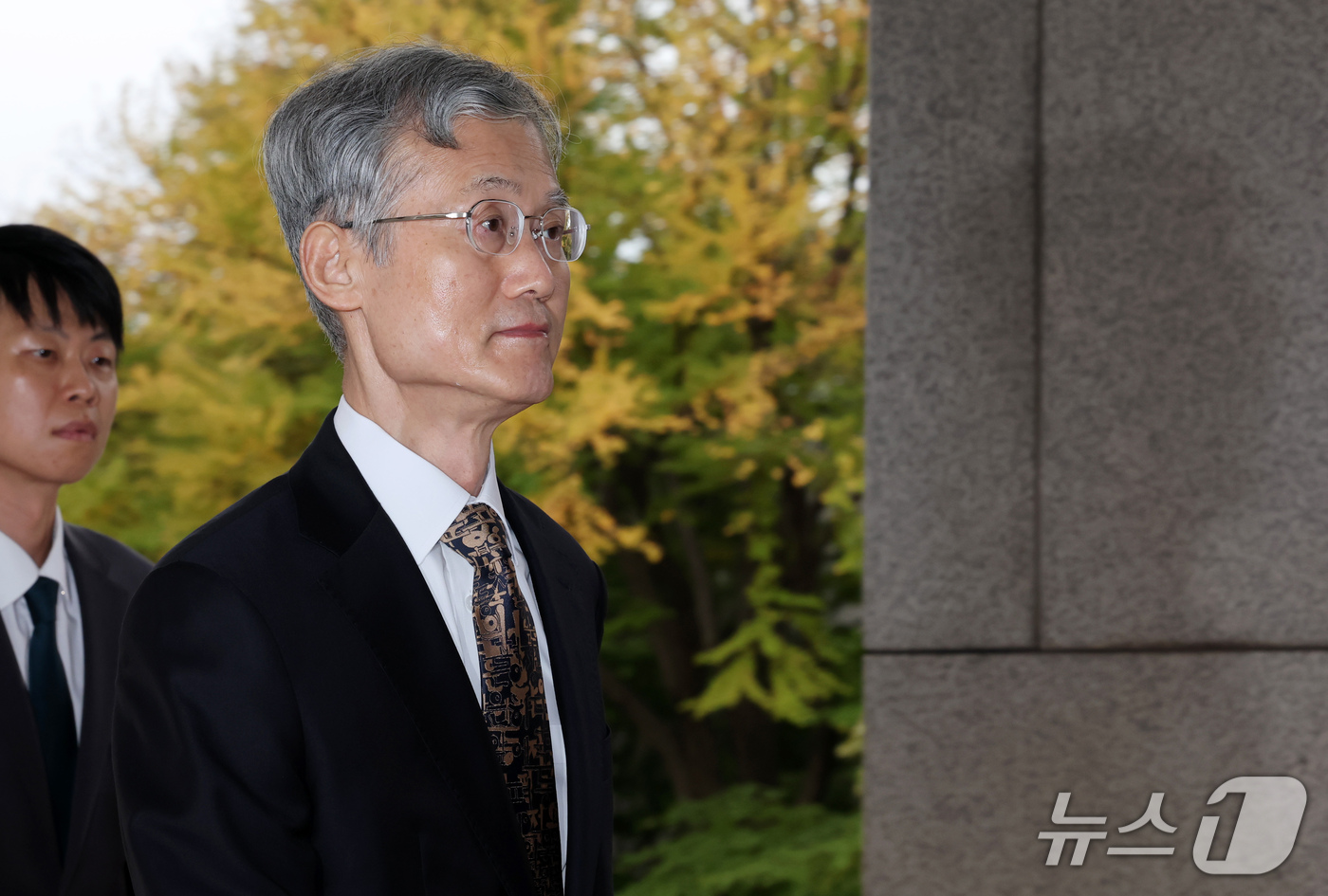(서울=뉴스1) 박세연 기자 = 조희대 대법원장이 16일 오전 서울 서초구 대법원으로 출근하고 있다. 2026.10.16/뉴스1