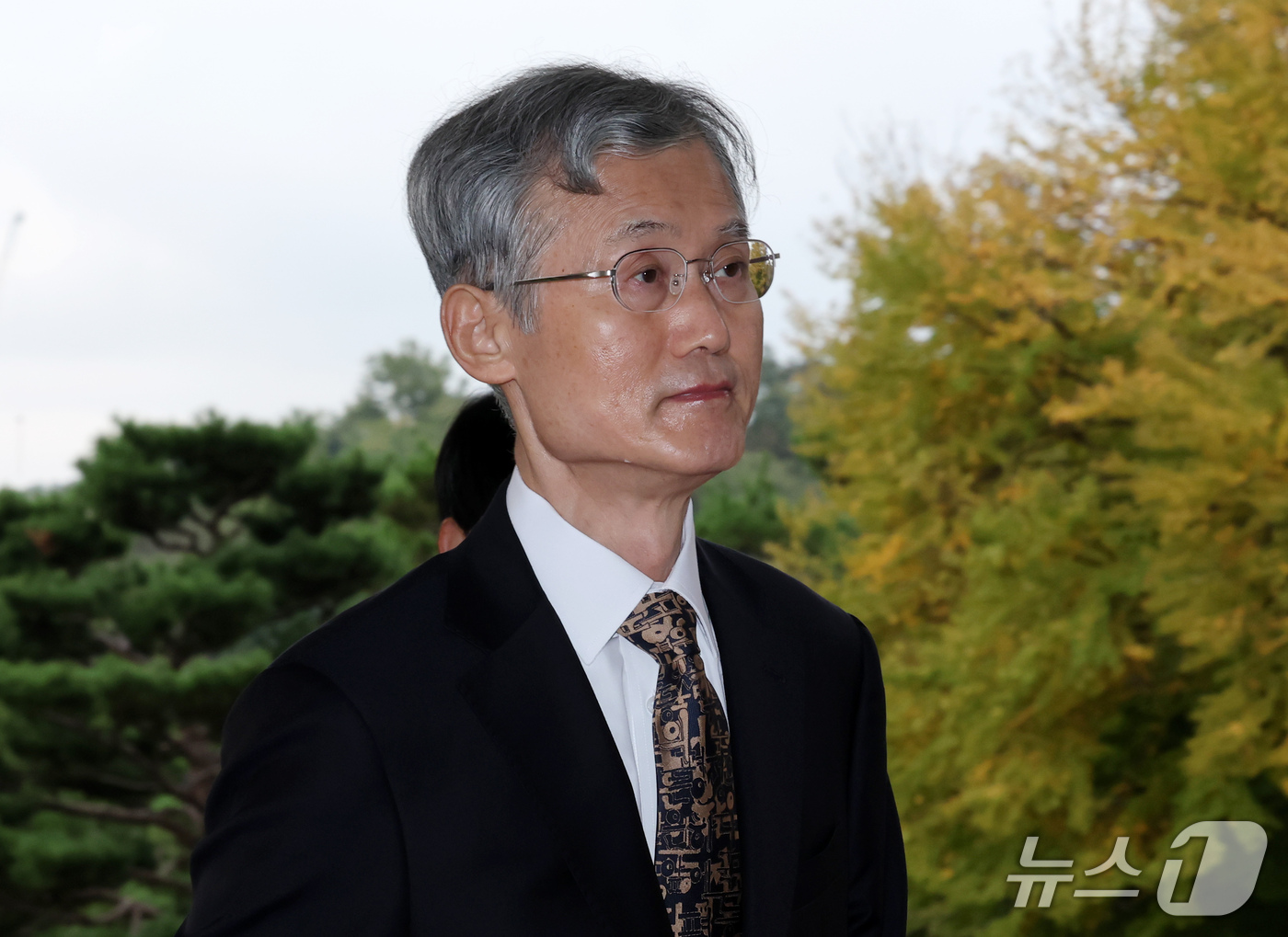 (서울=뉴스1) 박세연 기자 = 조희대 대법원장이 16일 오전 서울 서초구 대법원으로 출근하고 있다. 2026.10.16/뉴스1