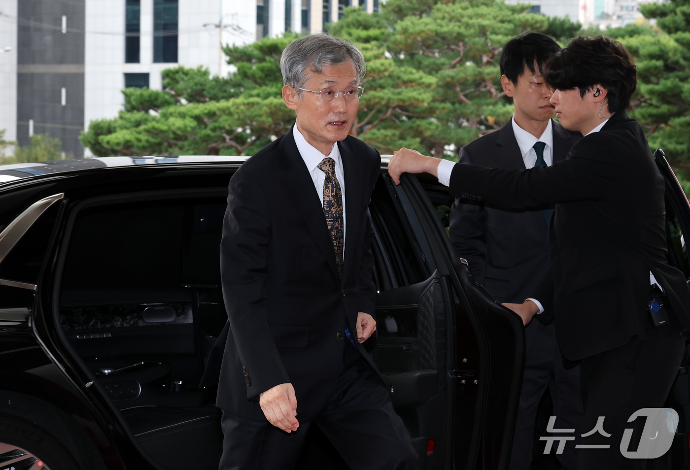 (서울=뉴스1) 박세연 기자 = 조희대 대법원장이 16일 오전 서울 서초구 대법원으로 출근하고 있다. 2026.10.16/뉴스1