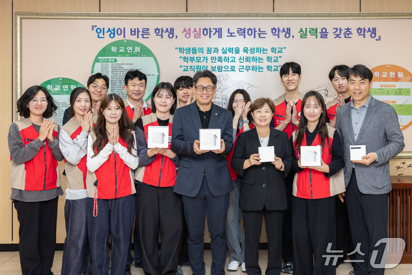 (서울=뉴스1) = 롯데월드 임직원으로 구성된 샤롯데 봉사단이 '흰 지팡이의 날'인 지난 15일 서울 종로구 국립서울맹학교에서 봉사활동 후  학습 도구인 점자 프린터를 기부한 후 …