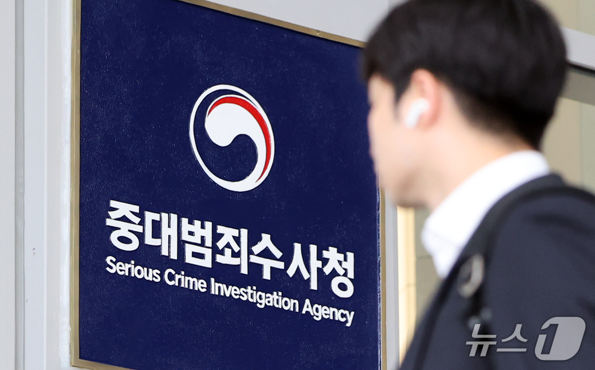 (서울=뉴스1) 김진환 기자 = 김지용 초대 중대범죄수사청장(중수청장)이 15일 처음으로 출근해 청장으로서 본격 업무에 나섰다.앞서 국회 행정안전위원회는 김 후보자에 대한 인사청문 …