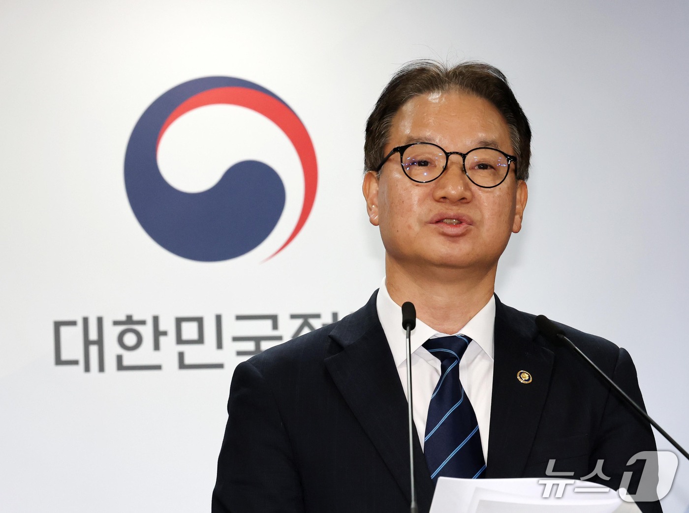 (서울=뉴스1) 이종덕 기자 = 김영수 국무조정실 국무1차장이 16일 서울 종로구 정부서울청사에서 정부합동 산림사업 추진실태 점검 결과 및 개선방안을 발표하고 있다.  2026.1 …