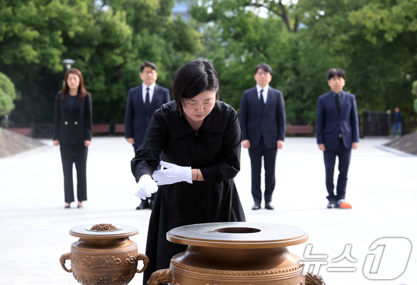 (광주=뉴스1) 박지현 기자 = 임은정 광주중수청장이 16일 오전 전남광주 남구 사동 광주공원 현충탑을 찾아 취임 후 첫 참배를 하고 있다. 2026.10.16/뉴스1