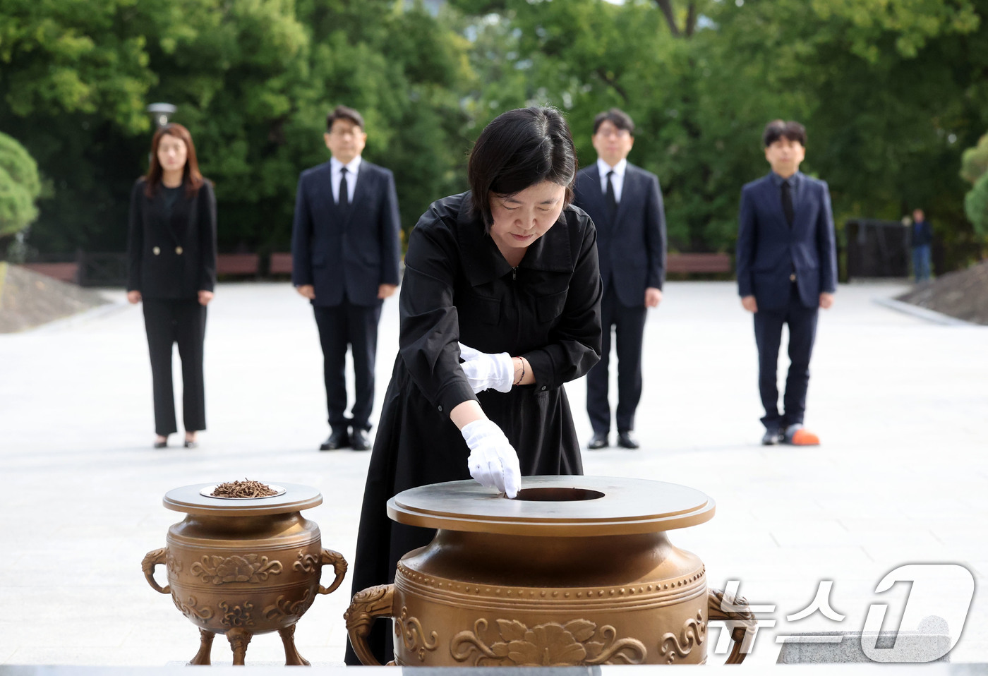 (광주=뉴스1) 박지현 기자 = 임은정 광주중수청장이 16일 오전 전남광주 남구 사동 광주공원 현충탑을 찾아 취임 후 첫 참배를 하고 있다. 2026.10.16/뉴스1