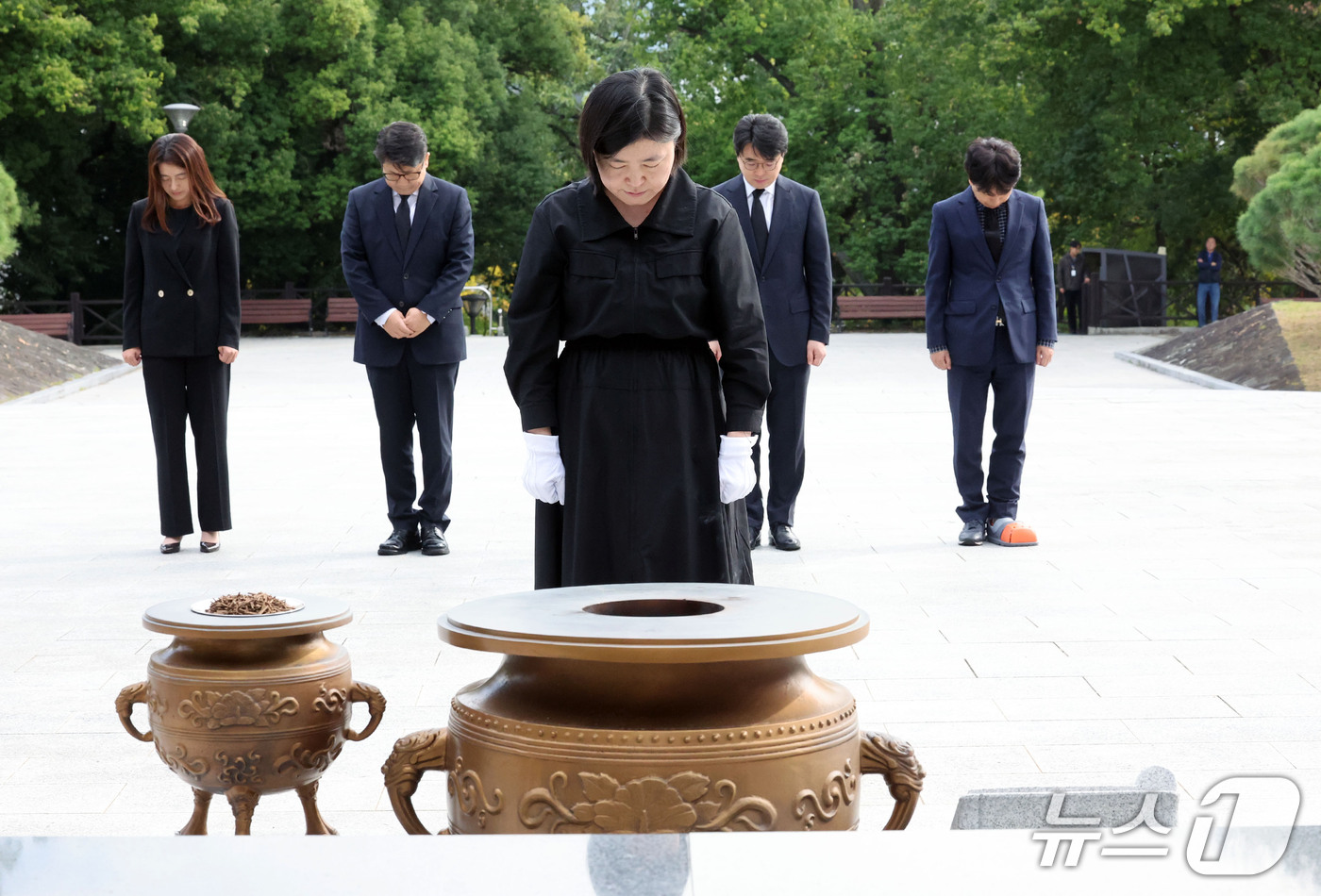 (광주=뉴스1) 박지현 기자 = 임은정 광주중수청장과 차장 등 간부들이 16일 오전 전남광주 남구 사동 광주공원 현충탑을 찾아 취임 후 첫 참배를 하고 있다. 2026.10.16/ …
