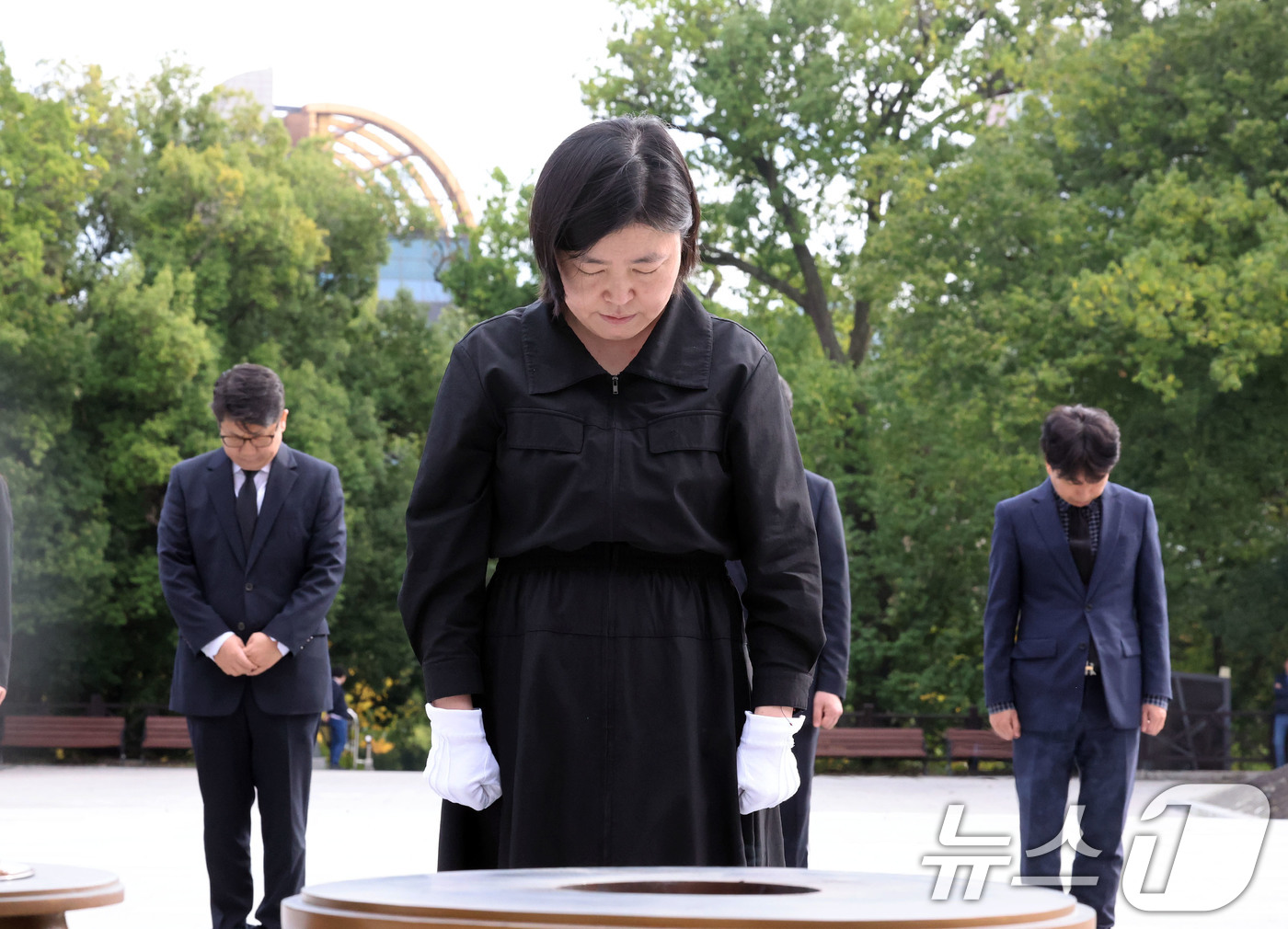 (광주=뉴스1) 박지현 기자 = 임은정 광주중수청장과 차장 등 간부들이 16일 오전 전남광주 남구 사동 광주공원 현충탑을 찾아 취임 후 첫 참배를 하고 있다. 2026.10.16/ …