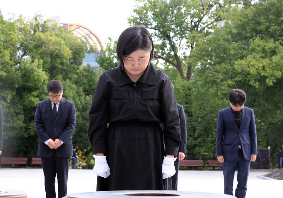 순국선열에 묵념하는 임은정