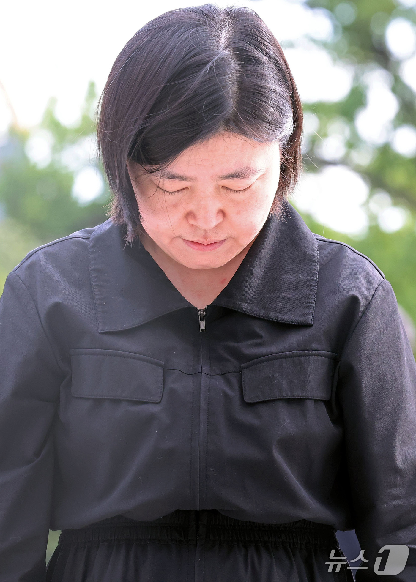 (광주=뉴스1) 박지현 기자 = 임은정 광주중수청장이 16일 오전 전남광주 남구 사동 광주공원 현충탑을 찾아 취임 후 첫 참배를 하고 있다. 2026.10.16/뉴스1