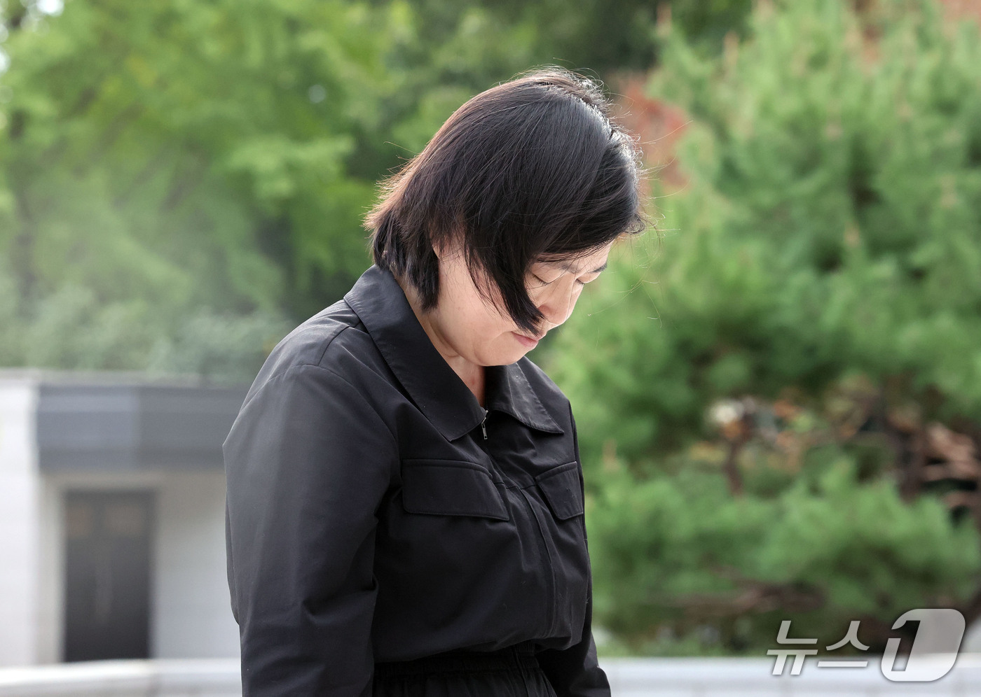 (광주=뉴스1) 박지현 기자 = 임은정 광주중수청장이 16일 오전 전남광주 남구 사동 광주공원 현충탑을 찾아 취임 후 첫 참배를 하고 있다. 2026.10.16/뉴스1
