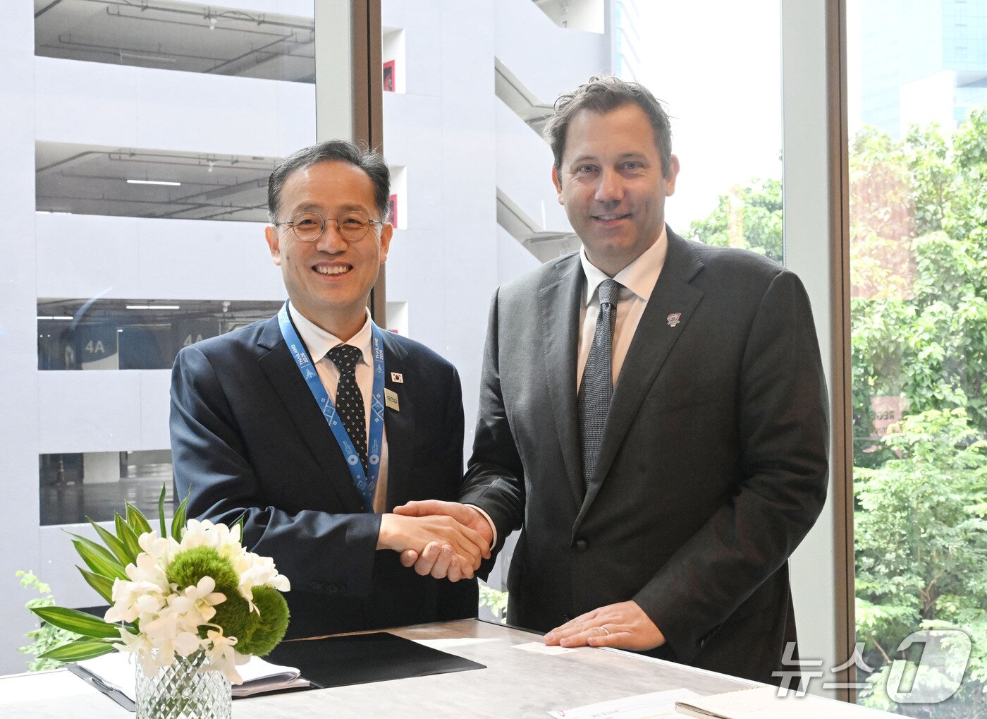 본문 이미지 - 국제통화기금(IMF)·세계은행 연차총회와 주요 20개국(G20)·주요 7개국(G7) 재무장관회의에 참석하기 위해 태국 방콕을 방문중인 이형일 부총리 겸 재정경제부 장관이 15일(현지시간) 퀸시리낏 컨벤션센터에서 라르스 클린바일 독일 부총리와 악수하고 있다. (재정경제부 제공. 재판매 및 DB 금지) 2026.10.16/뉴스1