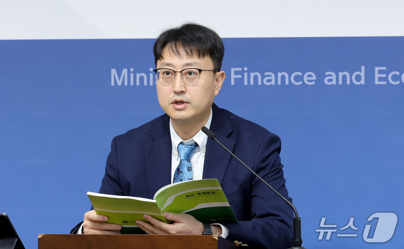 (세종=뉴스1) 김기남 기자 = 임홍기 재정경제부 경제분석과장이 16일 세종시 정부세종청사에서 10월 최근경제동향을 발표하고 있다. 2026.10.16/뉴스1
