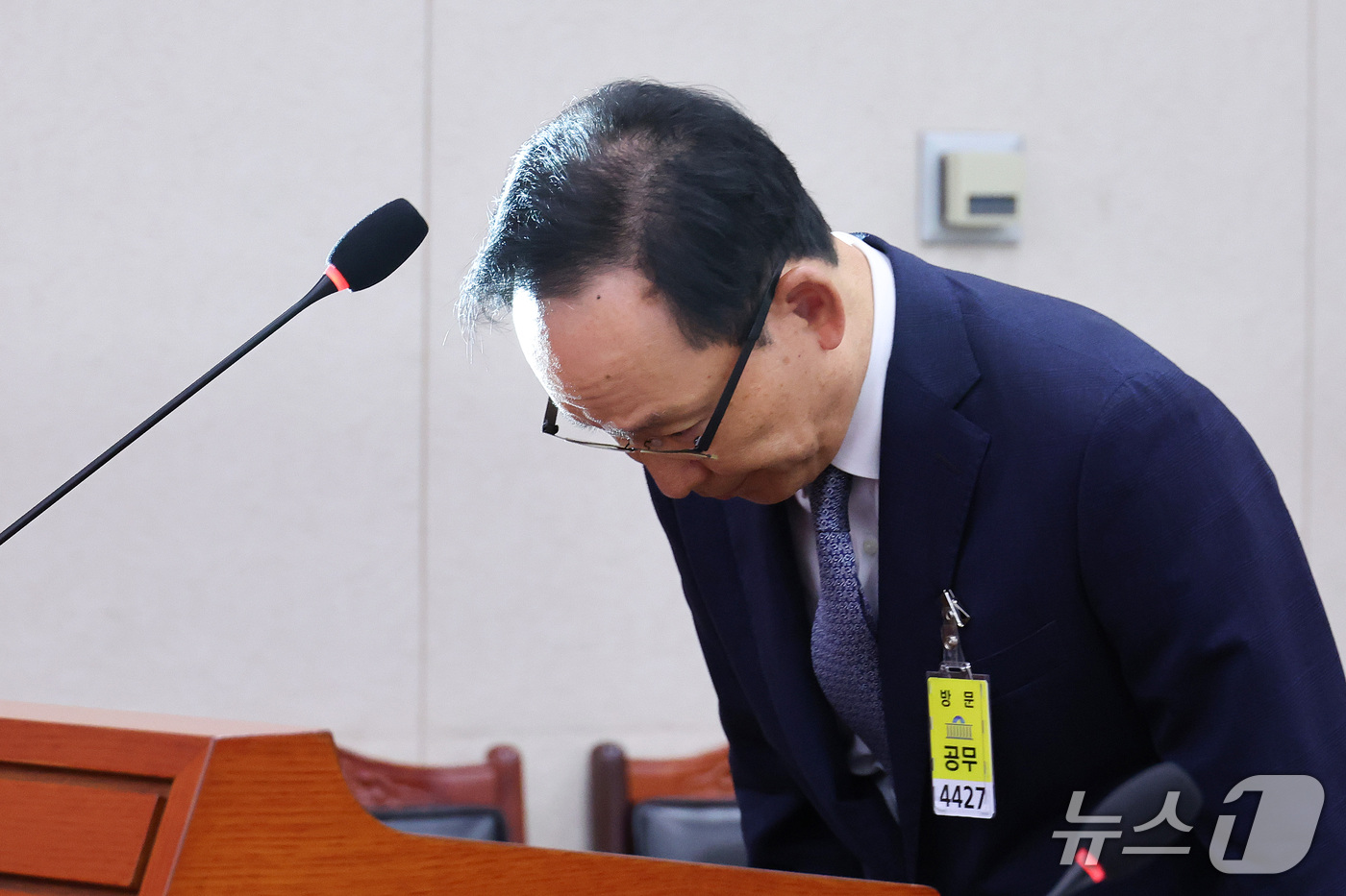 (서울=뉴스1) 신웅수 기자 = 김대웅 서울고등법원장이 16일 서울 여의도 국회에서 열린 법제사법위원회의 서울고등법원 등에 대한 국정감사에서 인사를 하고 있다. 2026.10.16 …