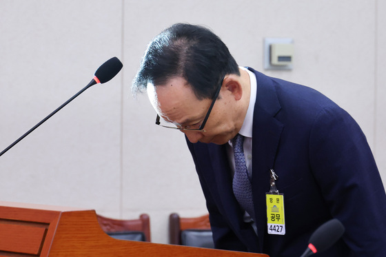 [국감] 인사하는 김대웅 법원장
